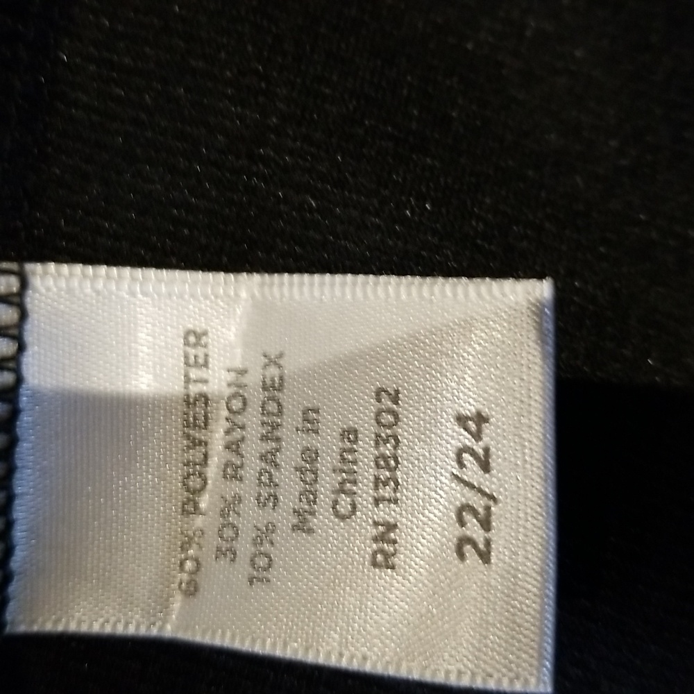 Avenue knit dress 3/4 sleeve v neck w/chain detail at neck/chest EUC sz 22/24 - Picture 9 of 10